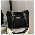 Dettaglio borsa tote in tweed nero con trama a scacchi e catena dorata - Nero