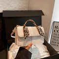 Chique beige crossbodytas met luipaardprint sjaalhandvat en kruissteekdetail - Wit