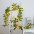 Weihnachtliche Tannengirlande mit goldenen Beeren, Zapfen und warmen LED-Lichtern auf Leiter - Goldene Girlande (Mit Licht)