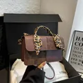 Vintage bruine crossbodytas van gemengd leer met elegante luipaard sjaal aan het handvat - Groen