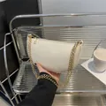 Weiße Baguette-Tasche aus strukturiertem Leder mit Goldkette in stilvoller Mondform - Gebrochenes Weiß