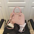 Borsa a mano a conchiglia rosa chiaro con trama intrecciata e finitura in ecopelle - Rosa