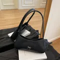 Schicke schwarze Baguette-Tasche aus Kunstleder mit silberner Schleifenschnalle und Gurt - Schwarz