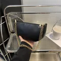 Schicke schwarze Halbmondtasche aus Leder mit Litschistruktur und Goldkette - Schwarz