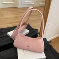 Rosafarbene Schultertasche mit Metallschleife im schicken französischen Baguette-Stil - Hellrosa