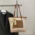 Πλεκτή ψάθινη τσάντα σε μπεζ και ανοιχτό καφέ με καφέ δερμάτινη τσέπη στη λεπτομέρεια - Χακί