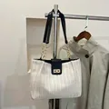 Sac bandoulière en paille tressée crème avec rabat en cuir noir et boucle dorée - Noir
