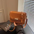 Bolso bandolera de cuero PU marrón caramelo con hebilla metálica dorada y solapa minimalista - Marrón