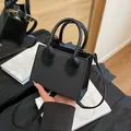 Mini bolso bandolera tejido negro retro con asas dobles y textura de cuero suave - Negro