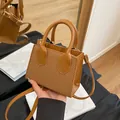 Schicke braune gewebte Leder-Henkeltasche mit goldener Hardware und Schultergurt - Braun