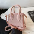Minibolso rosa de diseño trenzado con asa superior y correa de hombro ajustable - Rosa