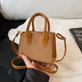 Mini bolso bandolera marrón caramelo con textura tejida y asas para mujeres - Marrón