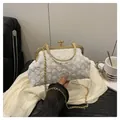 Detailansicht der weißen Abendtasche mit 3D-Blumenstruktur und goldenem Clipverschluss - Weiß