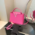 Sac bandoulière en similicuir magenta avec logo V argenté et poignée haute - Rose rouge
