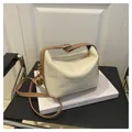 Bolso de mano elegante blanco roto con asas de color camello y textura de cuero - Beige