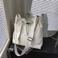 Borsa a tracolla in nylon bianco crema stile giapponese con coulisse e tasche laterali - Beige