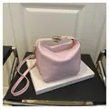 Bolso de mano para mujer en rosa pálido con piel texturizada, detalles dorados y correa ajustable - Rosa
