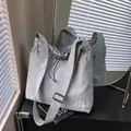 Borsa a tracolla minimalista in nylon beige con ricamo N e chiusura a coulisse - Grigio