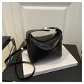 Bolso de mano negro plisado con cierre dorado y correa ajustable de moda 2025 - Negro
