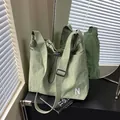 Borsa a tracolla in nylon verde chiaro con chiusura a coulisse e dettaglio lettera N - Verde