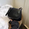 Schicke Schultertasche aus schwarzem poliertem Leder mit elegant gewölbtem Boden - Schwarz