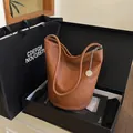 Sac seau minimaliste en cuir marron avec chaîne argentée dans une boîte élégante - Marron