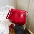 Rote Lackleder Umhängetasche in Sattelform mit verstellbarem Riemen und schlichtem Design - Rot