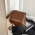 Edle dunkelbraune Schultertasche aus Glanzleder mit abgerundeter Klappe und Riemen - Braun