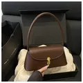 Bolso baguette marrón oscuro en caja de regalo negra con cierre giratorio de metal dorado - Marrón
