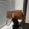 Bolso baguette vintage color caramelo en cuero con hebilla dorada y textura - Marrón
