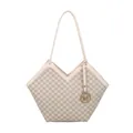 Chique beige draagtas met M-letterprint en gouden bedel op een witte achtergrond - Wit