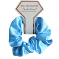 Elastico scrunchie in raso celeste con lucentezza setosa su carta da damigella - Celeste
