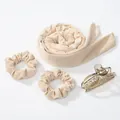 Vue détaillée du kit boucleur sans chaleur en velours beige avec chouchous et pince à cheveux - Ensemble Bandeau Chouchous Et Pince (Beige)