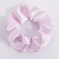Chouchou en satin rose pâle avec finition brillante et texture élastique douce - Rose (1)