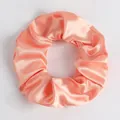 Elastisches Haargummi in Korallenorange aus Satin mit glänzender Faltenstruktur - Coral Orange (7)