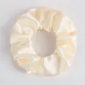 Elastisches Satin Haargummi in Cremeweiß mit seidiger Textur und edlem Glanz - Cremeweiß (9)