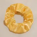 Elastisches Satin-Haargummi in leuchtendem Gelb mit glatter Seidentextur für Damen - Gelb (11)