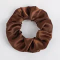 Klassisches dunkelbraunes Satin-Haargummi mit Seidenglanz und hoher Elastizität - Dunkelbraun (14)