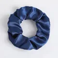 Elastisches dunkelblaues Satin-Haargummi mit seidigem Glanz und weicher Struktur - Dunkelblau (16)