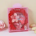Set regalo beauty rosa con fascia morbida, fermaglio a fiore e spugnetta trucco in scatola - Rosso (Motivo Frangipane)