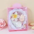 Set fascia in spugna bianca con polsini e clip a fiore in confezione regalo rosa - Bianco (Motivo Frangipane)
