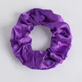 Elastisches Satin-Haargummi in Dunkelviolett mit Glanzeffekt und eleganter Faltenoptik - Lila (23)
