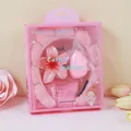 Set regalo accessori bellezza rosa con fascia soffice, fermaglio a fiore e spugnetta - Rosa Scuro (Motivo Frangipane)