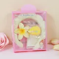 Set regalo rosa con fascia in peluche crema, polsini, fermaglio a fiore e spugna trucco - Giallo Chiaro (Motivo Frangipane)