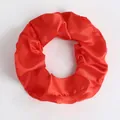 Elastischer roter Satin-Haargummi mit glänzender Textur und Falten-Design für Damen - Red (28)
