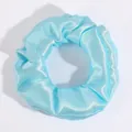 Elastisches eisblaues Satin-Haargummi mit glänzender Oberfläche und Plissee-Struktur - Hellblau (34)