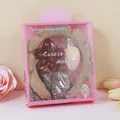 Fascia in peluche marrone con polsini e molletta a fiore in confezione regalo rosa - Caffè Chiaro (Motivo Frangipane)