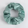 Elastisches Satin-Haargummi in Minzgrün mit seidiger Textur für Damenfrisuren - Minze (35)