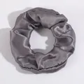 Glänzendes silbergraues Satin-Haargummi mit weicher Faltenstruktur für Damenfrisuren - Silver Gray (39)