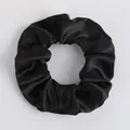Glänzender schwarzer Satin-Haargummi mit hoher Elastizität und seidigem Finish - Black (40)
